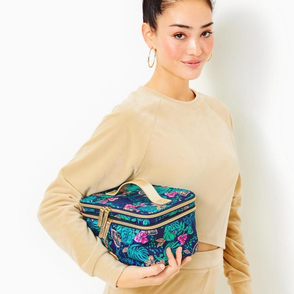 Lilly Pulitzer Devona Cosmetic Case - Low Tide Navy "Life of the Party" Print - Picture 1 of 5